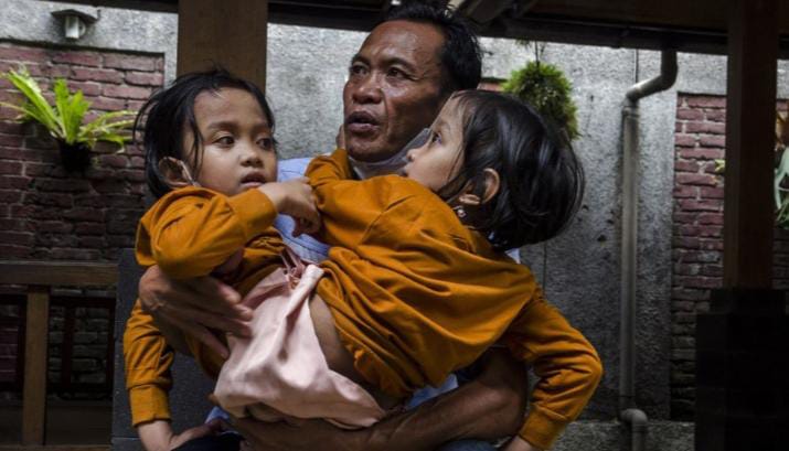 Putri dan Dewi, Kembar Siam Garut yang Ajarkan Ikhlas: &ldquo;Kami Lahir Begini Karena Tuhan Tahu Kami Kuat&rdquo;