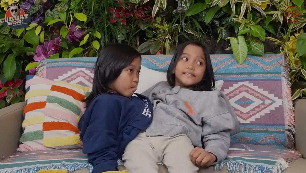 Kisah Haru Kembar Siam Garut, Putri dan Dewi: Ingin Umrohkan Sang Ayah dari Hasil Jadi Artis