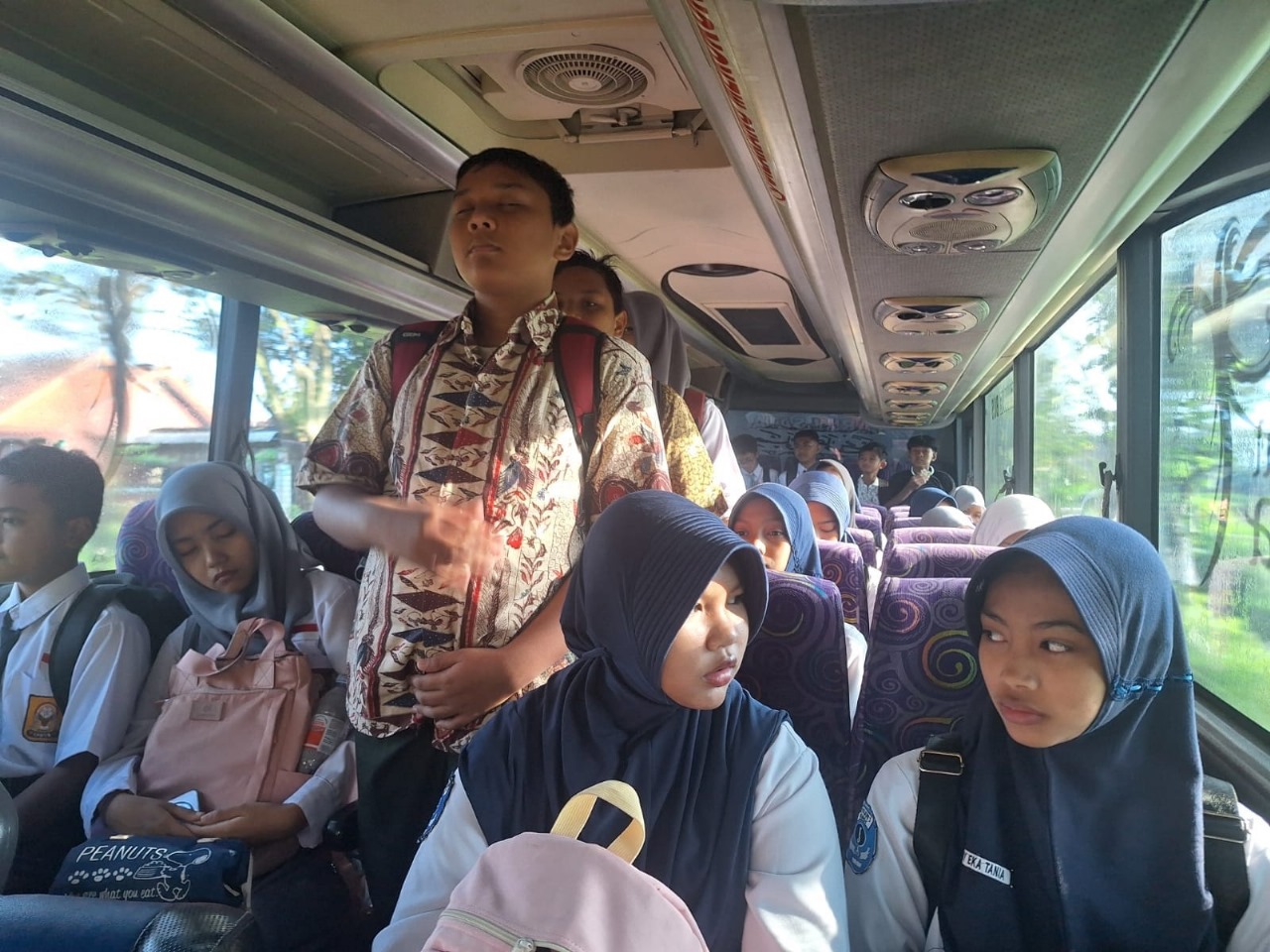 PENUH: Keterbatasan jumlah armada bus sekolah menimbulkan overload dan belum bisa mengakomodasi seluruh pelajar.