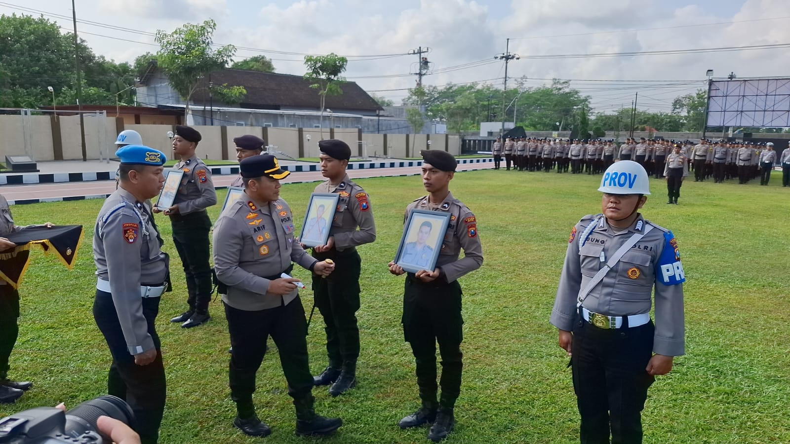 Tegas : Kapolres Blitar AKBP Arif Fazlurrahman ketikan mencoret foto anggotanya yang dilakukan pemberhentian tidak dengan hormat (PTDH), Jumat(10/10).