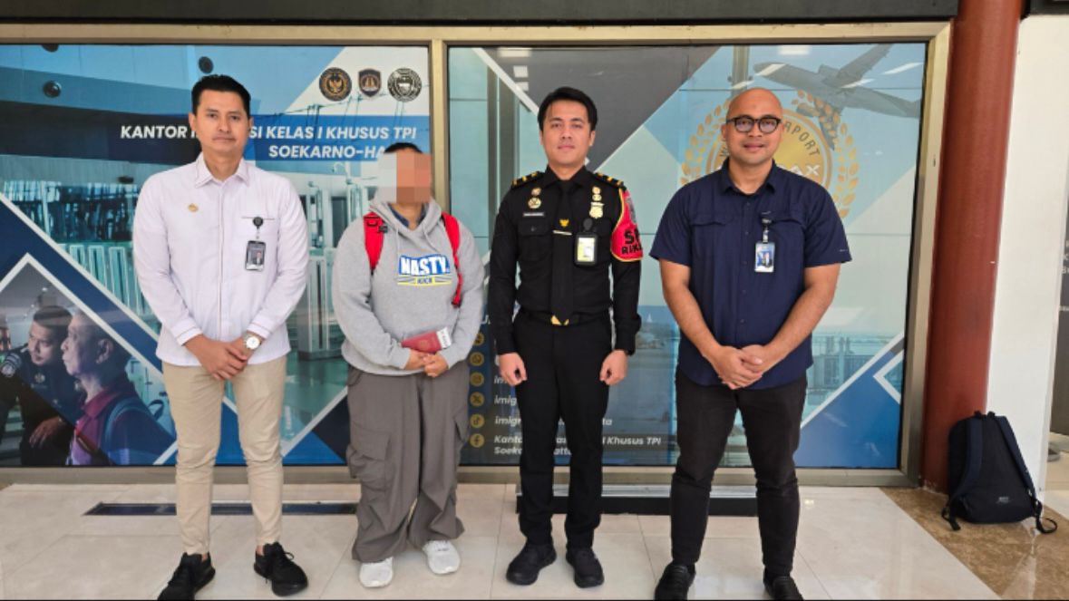 Petugas Imigrasi Kelas II Non TPI Blitar mengantarkan warga negara Malaysia ke bandara.