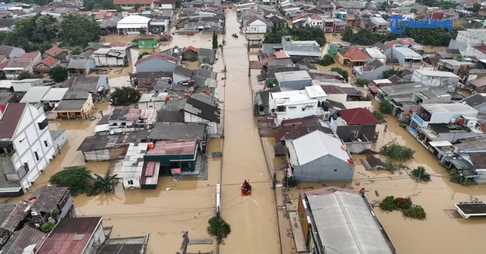 Kali Bekasi Meluap, Pondok Gede Permai Terendam Hingga Atap Rumah