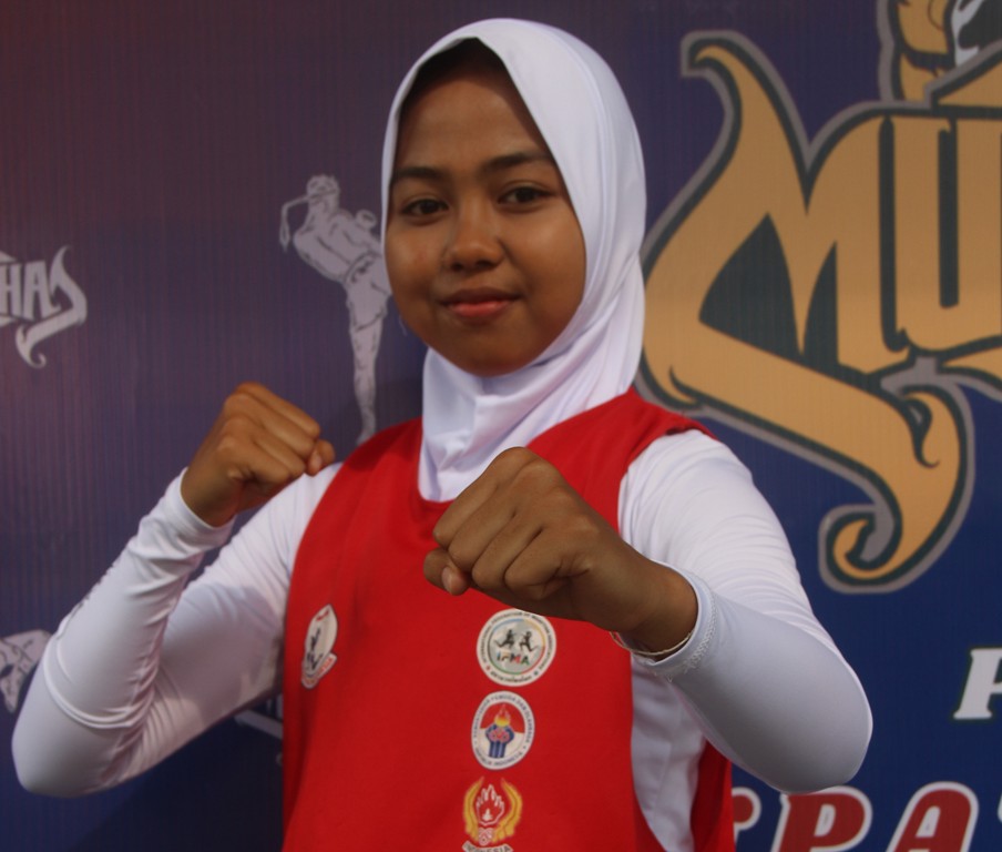 BERSIAP: Amalia Nurmaliani, atlet muay thai Kabupaten Blitar, melakukan persiapan untuk salah satu pertandingan.