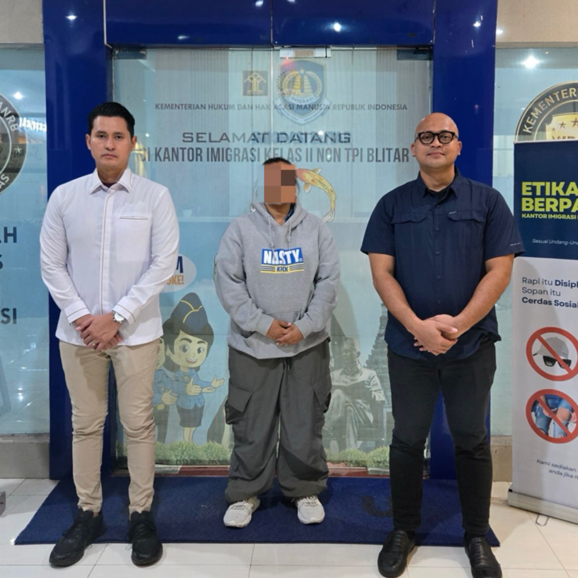 BANDEL: Petugas Imigrasi Kelas II Non TPI Blitar mengantarkan warga negara Malaysia ke bandara.