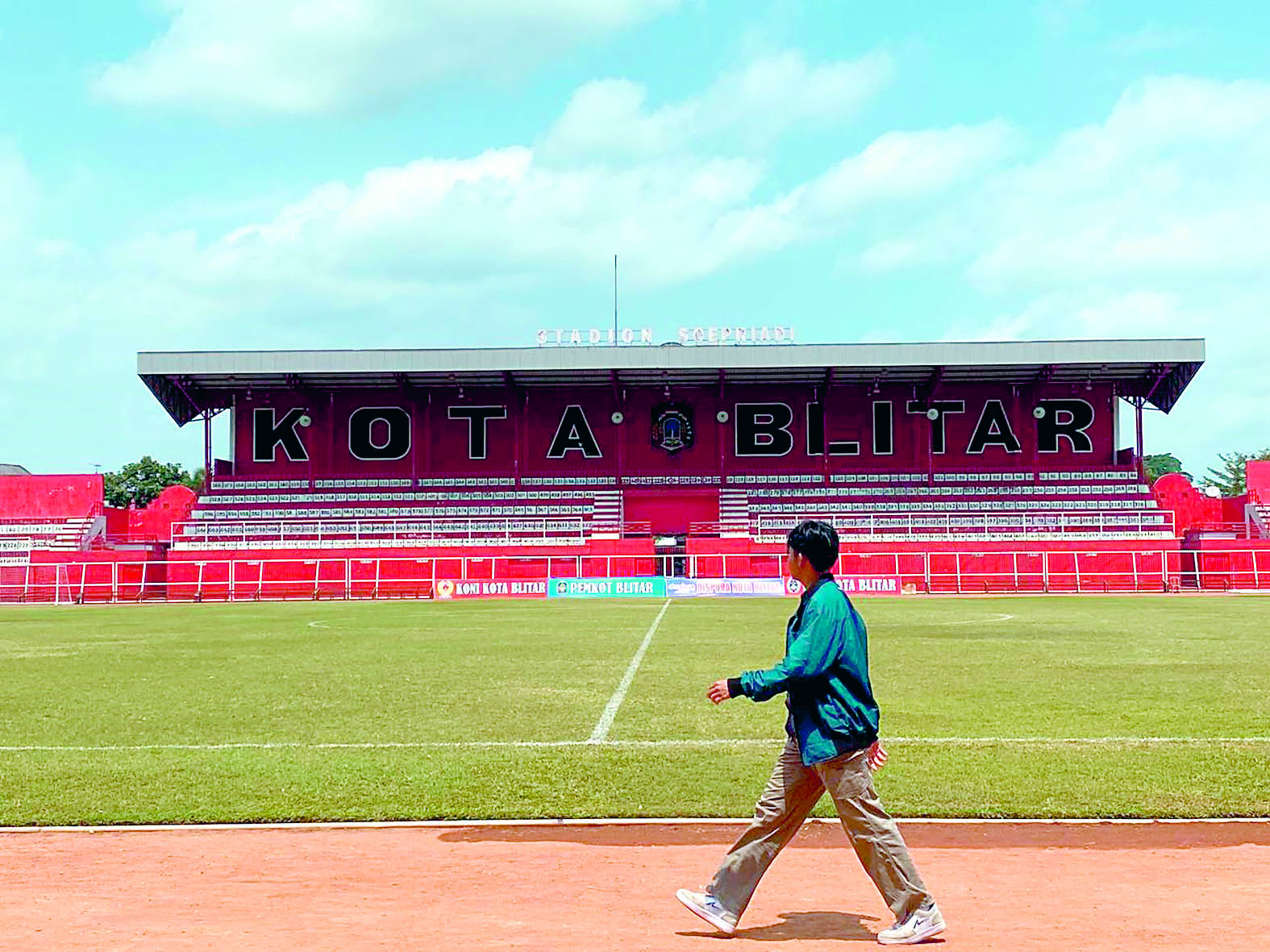TERUS TERAWAT: Stadion Soeprijadi Kota Blitar yang terus dirawat demi menjaga kualitas rumput tetap baik.