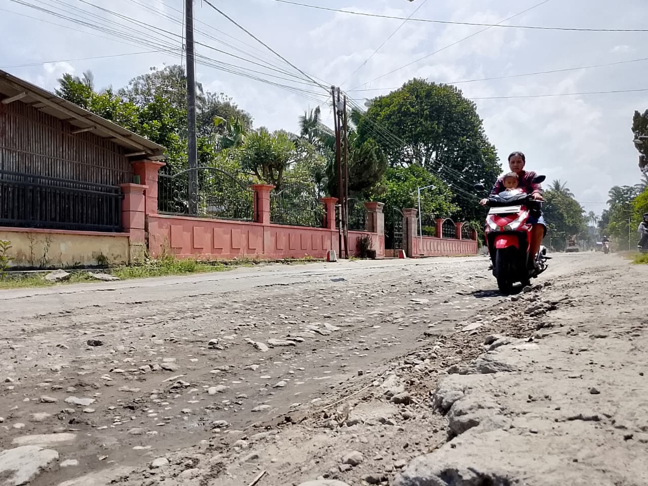 BERLUBANG: Kondisi jalan penghubung Desa Candirejo-Sidorejo yang mengalami kerusakan parah.