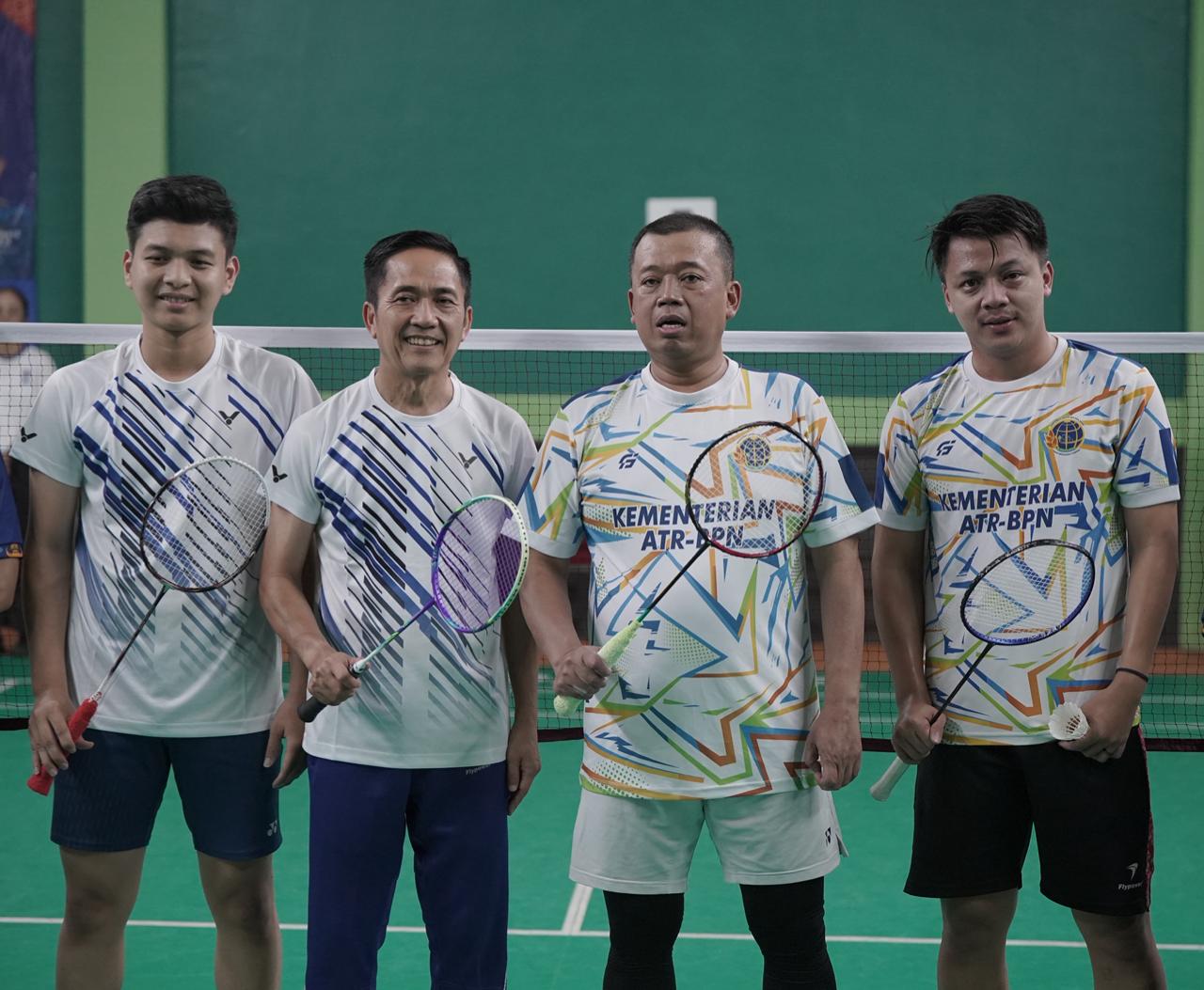 Menteri Nusron dan Wali Kota Palembang Tunjukkan Sportivitas di Lapangan Bulu Tangkis PORNAS KORPRI XVII