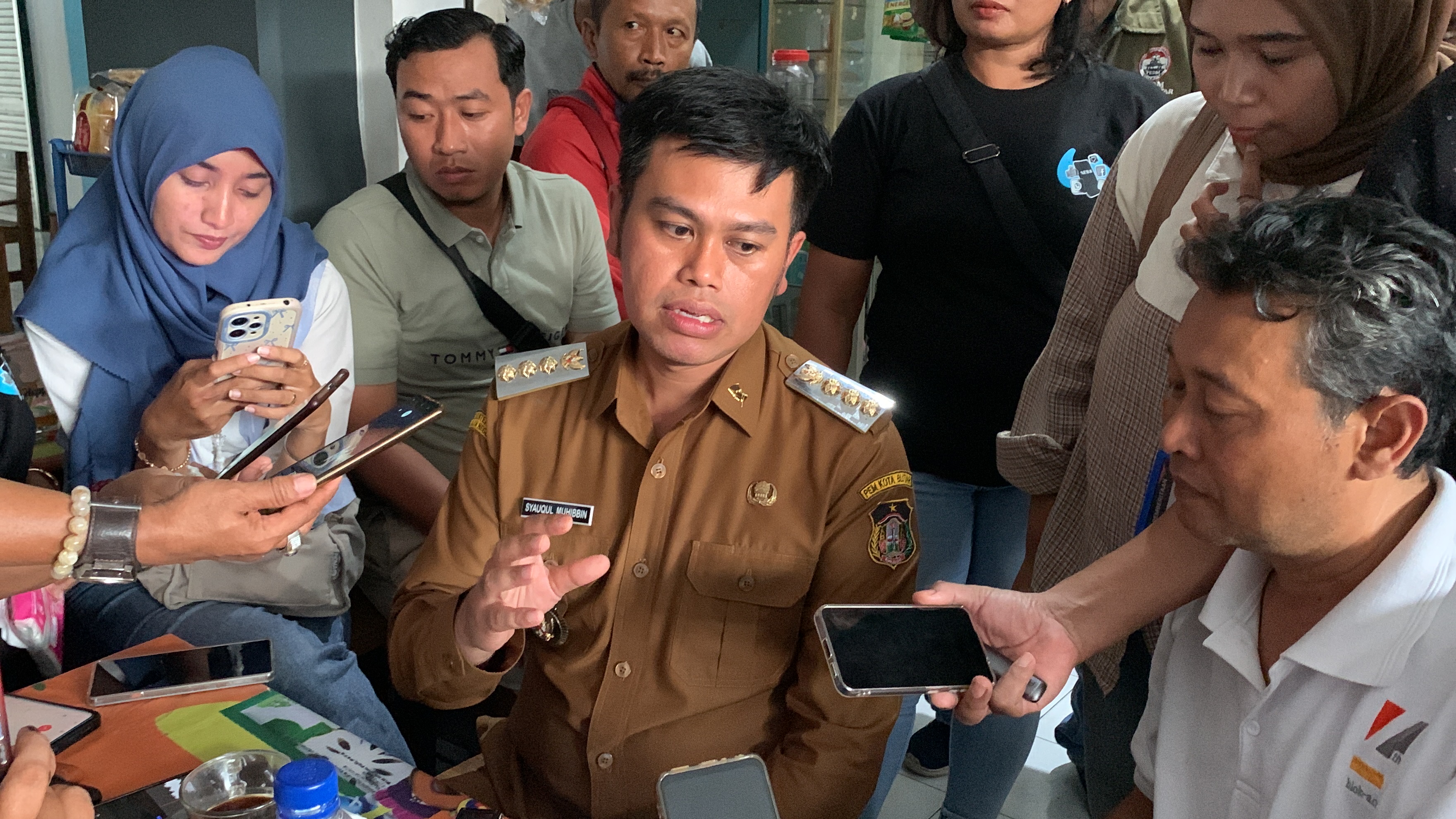 ANGKAT BICARA: Wali Kota Blitar, Syauqul Muhibbin memberikan keterangan kepada awak media terkait isu keretakan dengan wakilnya, Elim Tyu Samba, Selasa (14/10/2025).