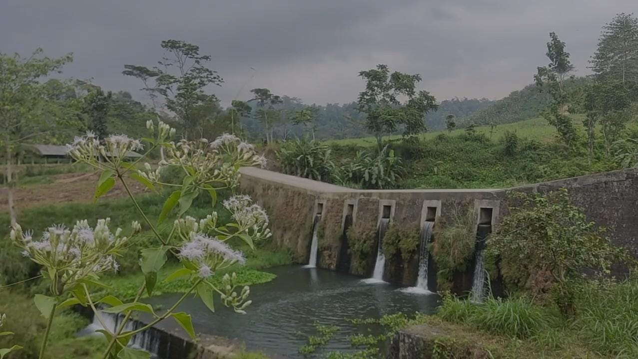 Bendungan Ngusri Blitar: Pesona Alam Lereng Gunung Kelud yang Jadi Destinasi Wisata Hits
