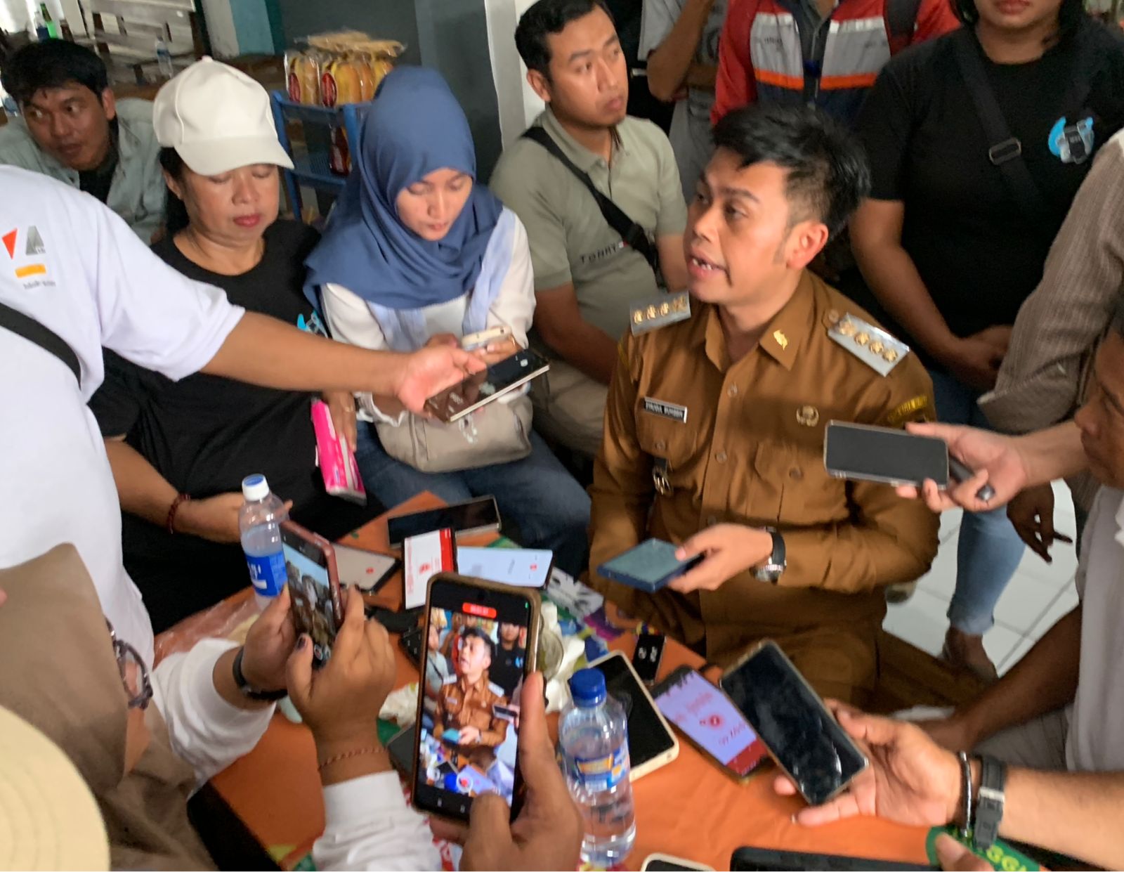 BUKA SUARA: Wali Kota Blitar, Syauqul Muhibbin memberikan keterangan kepada awak media terkait isu keretakan dengan wakilnya, Mbak Elim, Selasa (14/10/2025).