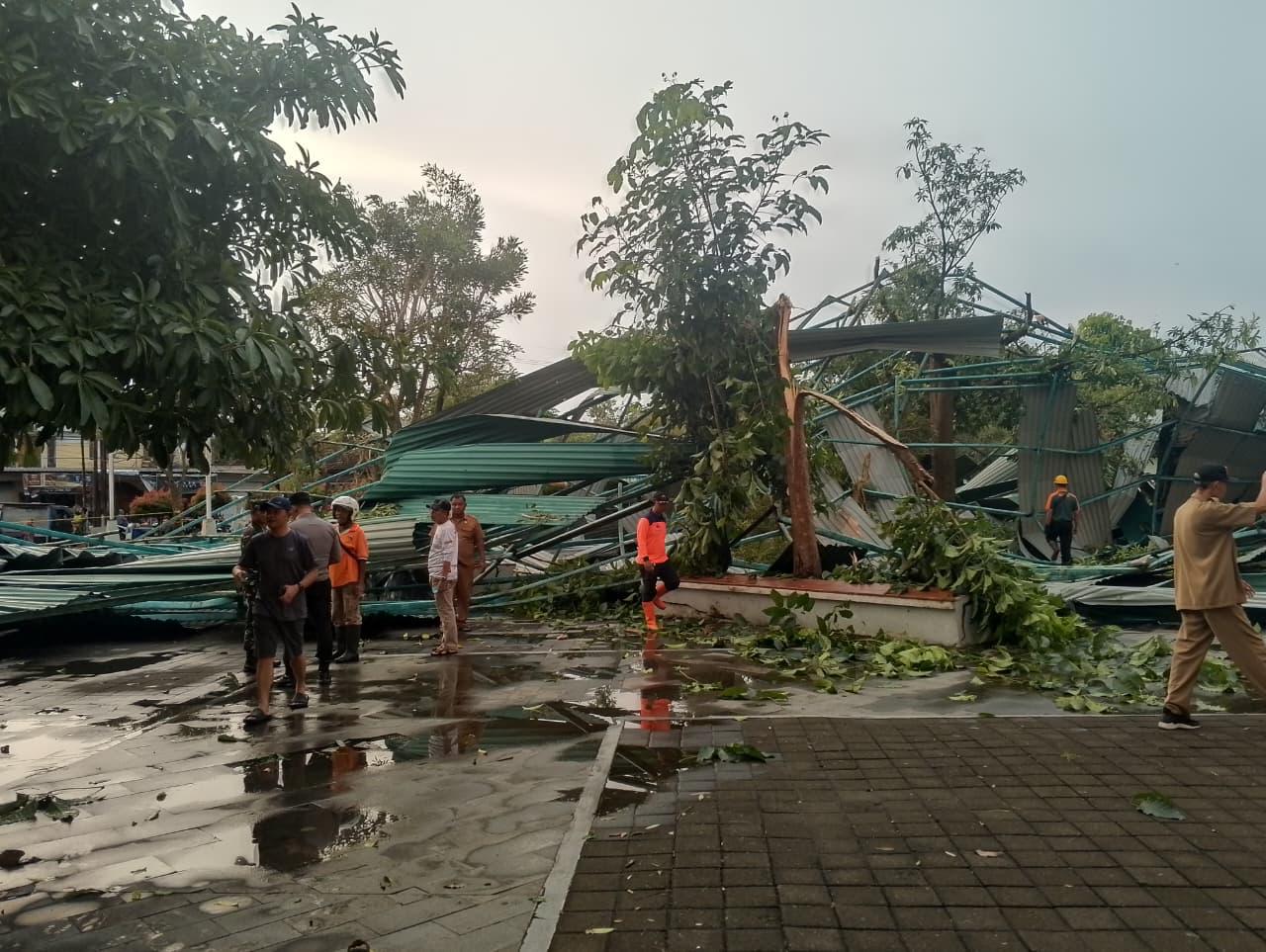RUSAK PARAH: Kondisi Stadion Gelora Panataran Nglegok rusak parah akibat cuaca ekstrem pada Selasa (14/10/2025) sore.
