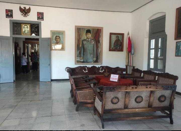 Jelajah Rumah Jadul Era Kolonial di Blitar, Nuansa Klasik yang Bikin Serasa Kembali ke Masa Lalu