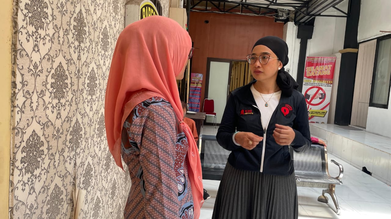 Okky Madasari saat mengisi kegiatan di Kota Kediri pada Selasa (14/10/2025).