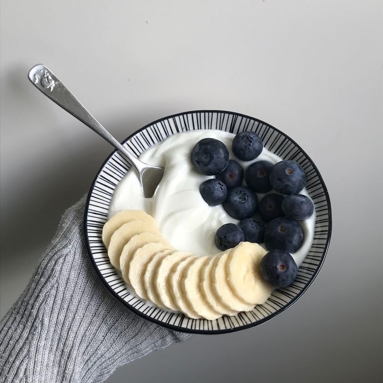 Yogurt baik untuk anak asal pilih yang plain dan rendah gula: Tambahkan buah segar agar manis alami tanpa risiko obesitas.