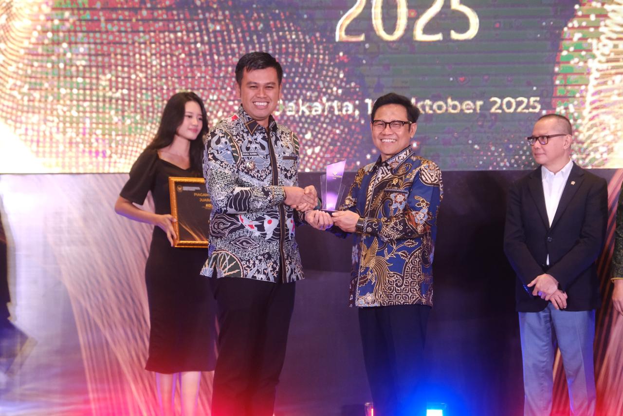 SAE: Wali Kota Blitar Mas Ibin menerima piala Mandaya Awards 2025 dari Menko Pemberdayaan Masyarakat, A. Muhaimin Iskandar, di Jakarta, kemarin (16/10/2025).