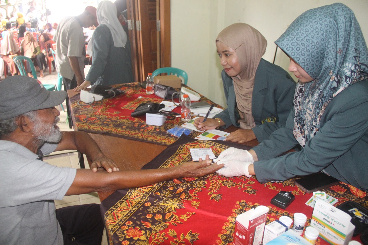 DIPERIKSA: Peserta kegiatan mengikuti pemeriksaan kesehatan dari Poltekkes Kemenkes Malang Kampus Blitar.