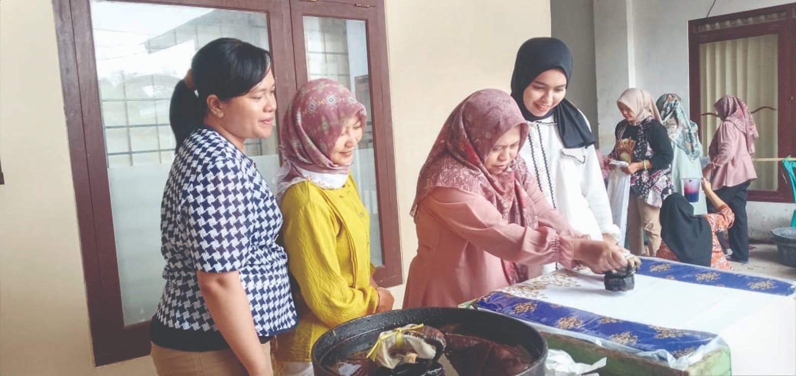 TEKUN: Bu Fatanah saat bersungguh-sungguh dalam mengajarkan batik cap.
