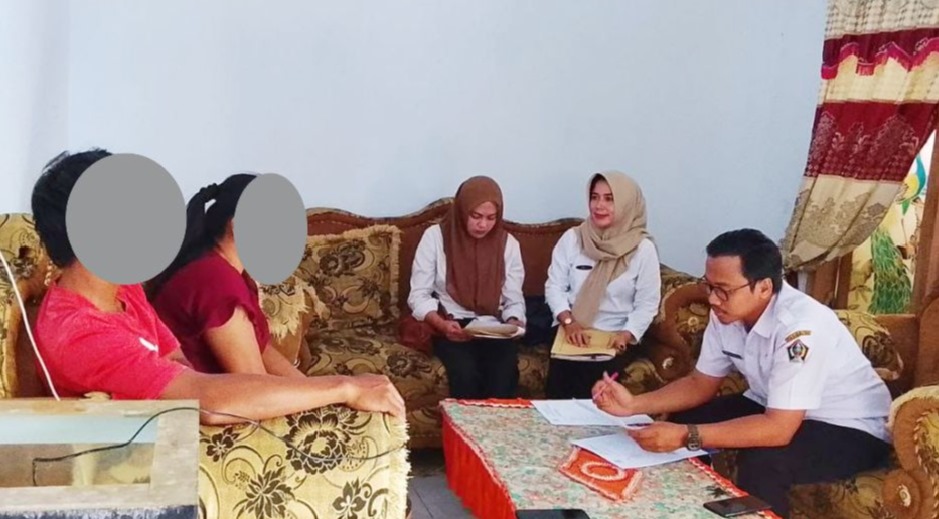 PENILAIAN: Tim Dinsos Kabupaten Blitar mengunjungi kediaman calon orang tua angkat yang mengajukan permohonan.