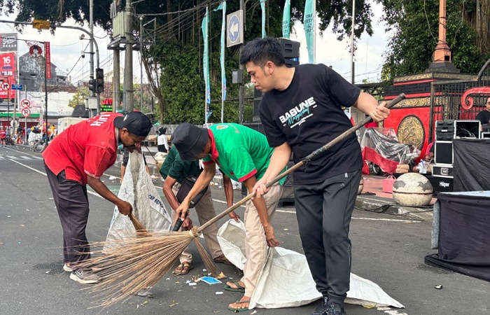 Wali Kota Blitar Syauqul Muhibbin memakai kaos Babune Masyarakat tampak membersihkan jalan usai CFD, Minggu(19/10).