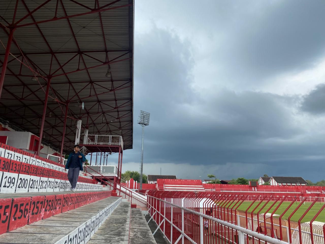 TERUS DIPELIHARA: Atap tribun Stadion Soepriadi menjadi perhatian serius Dispora Kota Blitar dalam merawat fasilitas stadion.