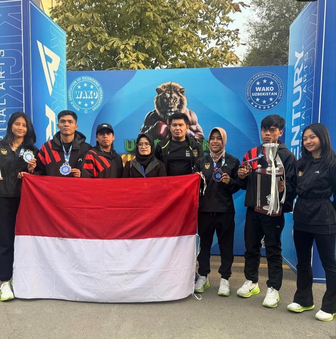 BIKIN BANGGA: Bayu Buldozer dan tim bergembira usai meraih juara di ajang World Cup Association of Kickboxing Organization (WAKO).
