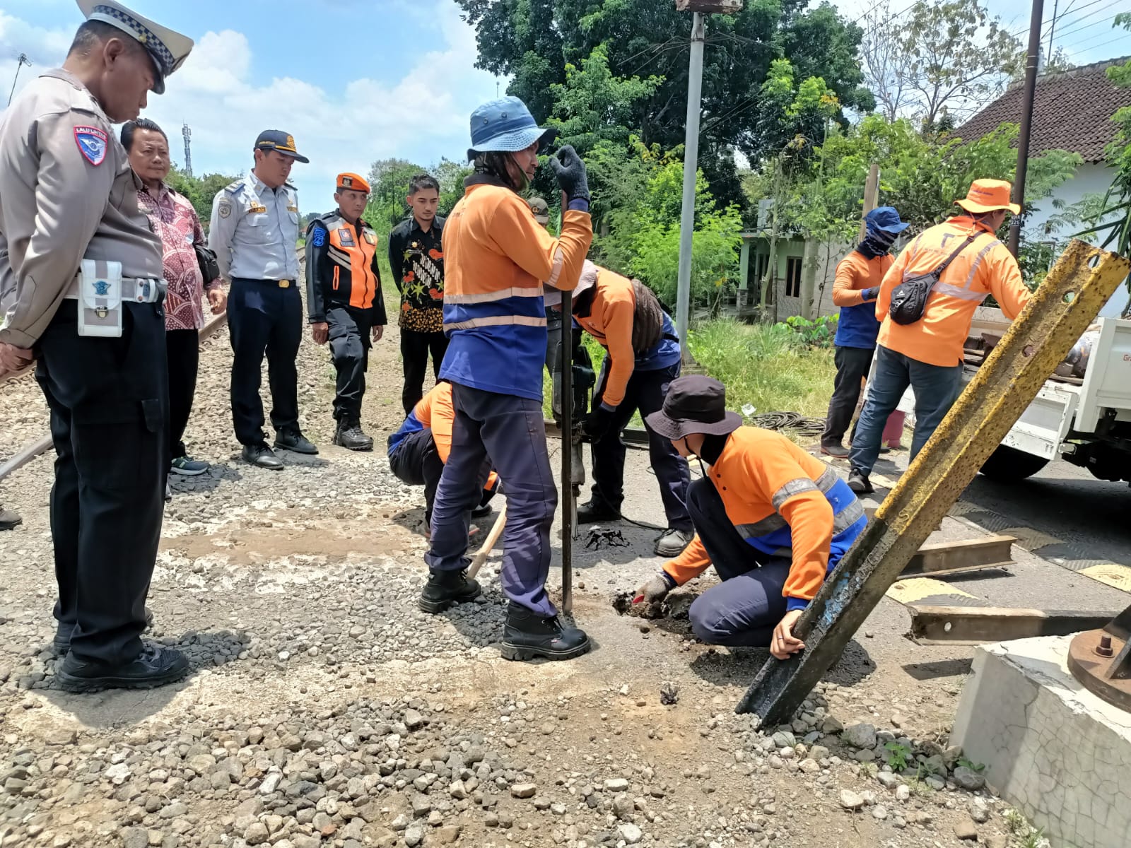 MINIMALISASI RISIKO: Petugas KAI, dishub, dan kepolisian menutup perlintasan sebidang untuk kendaraan roda empat di wilayah Kecamatan Sanankulon, Minggu (19/10/2025).