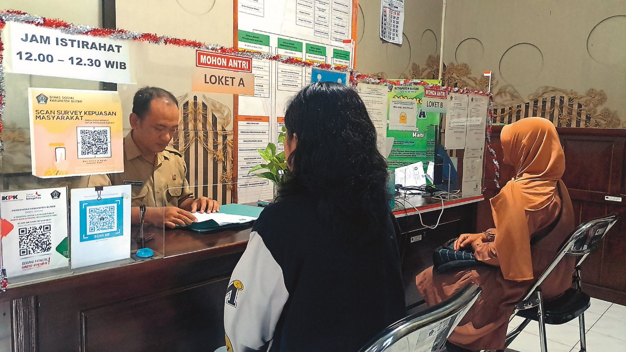 TERTIB: Petugas Dinsos Kabupaten Blitar melayani masyarakat yang melakukan reaktivasi PBI BPJS Kesehatan.