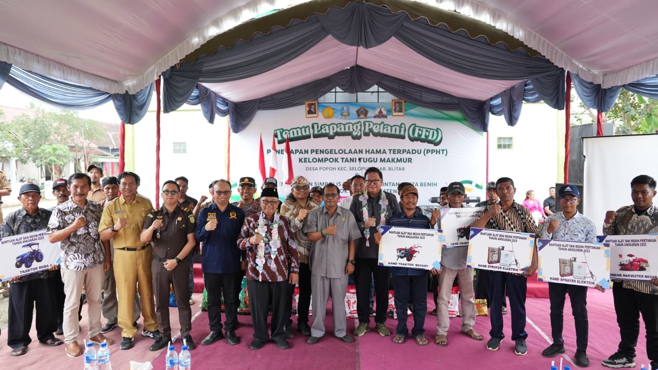 KOLABORASI: Ketua DPRD Kabupaten Blitar, Supriadi (tengah) pada kegiatan temu lapang di Desa Popoh, Kecamatan Selopuro.