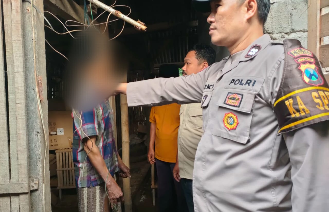 &lrm;PEMERIKSAAN: Pihak kepolisian melakukan olah TKP di lokasi penemuan jenazah S.
