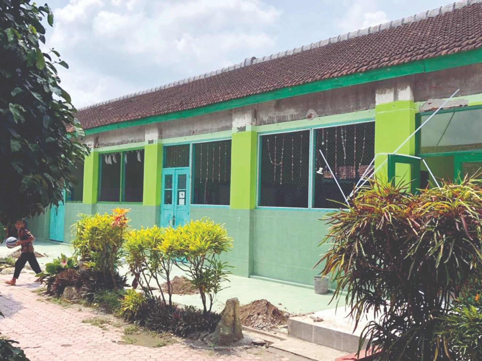 Baru Selesai Dikerjakan, Atap Teras SDN Bendo 1 Ambruk, Begini Respon Dispendik Kota Blitar