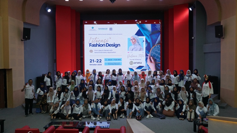RELASI BARU: Foto bersama usai pelaksanaan Literasi Fashion Design selama dua hari di Auditorium Sukarno.