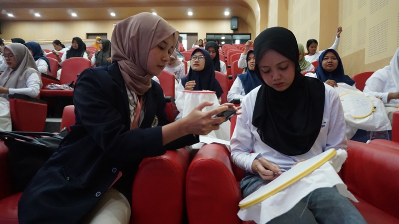 ILMU BERMANFAAT: Para peserta Literasi Fashion Design diajak praktik berbagai teknik sulam pada Rabu (22/10/2025).