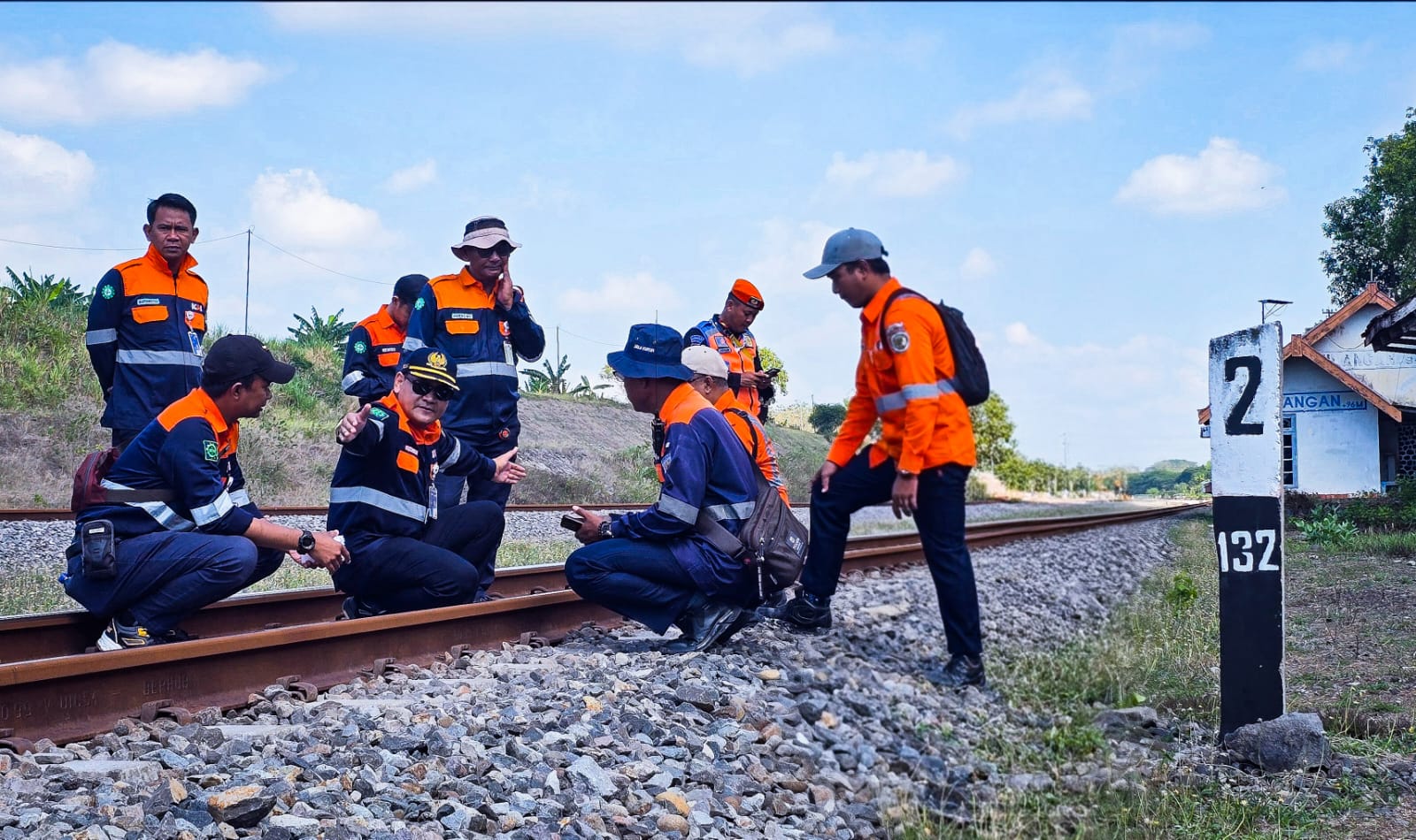 CEK KEAMANAN: Daop 7 Madiun memeriksa kondisi perlintasan rel antisipasi musim penghujan, Selasa (21/10/2025).