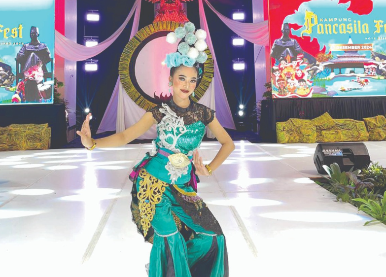LINCAH: Kusuma melenggang di atas panggung menarikan tarian tradisional.
