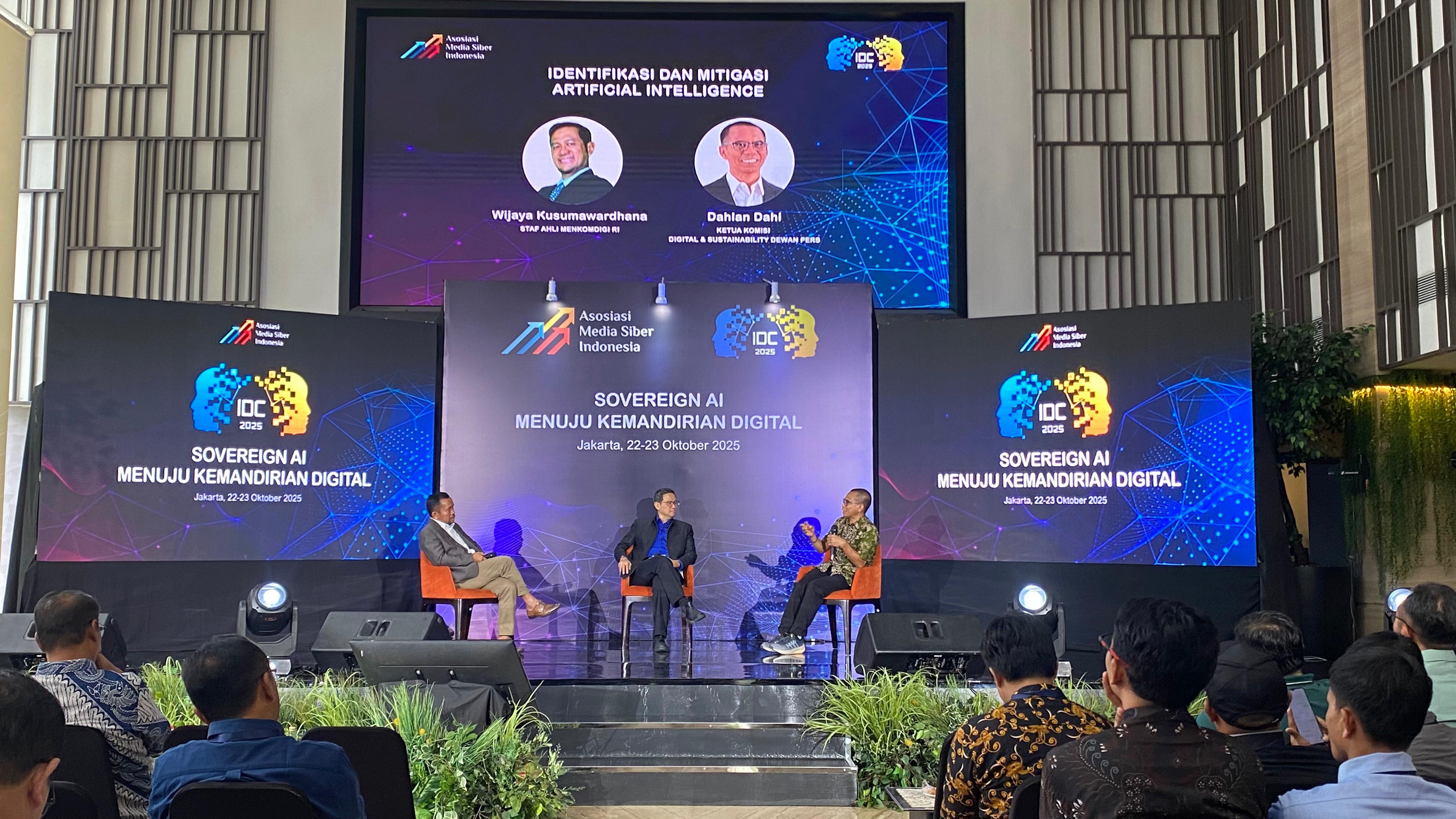 Diskusi tentang penggunaan AI dalam Indonesia Digital Conference 2025 yang diselenggarakan Asosiasi Media Siber Indonesia (AMSI), Kamis (23/10/2025).