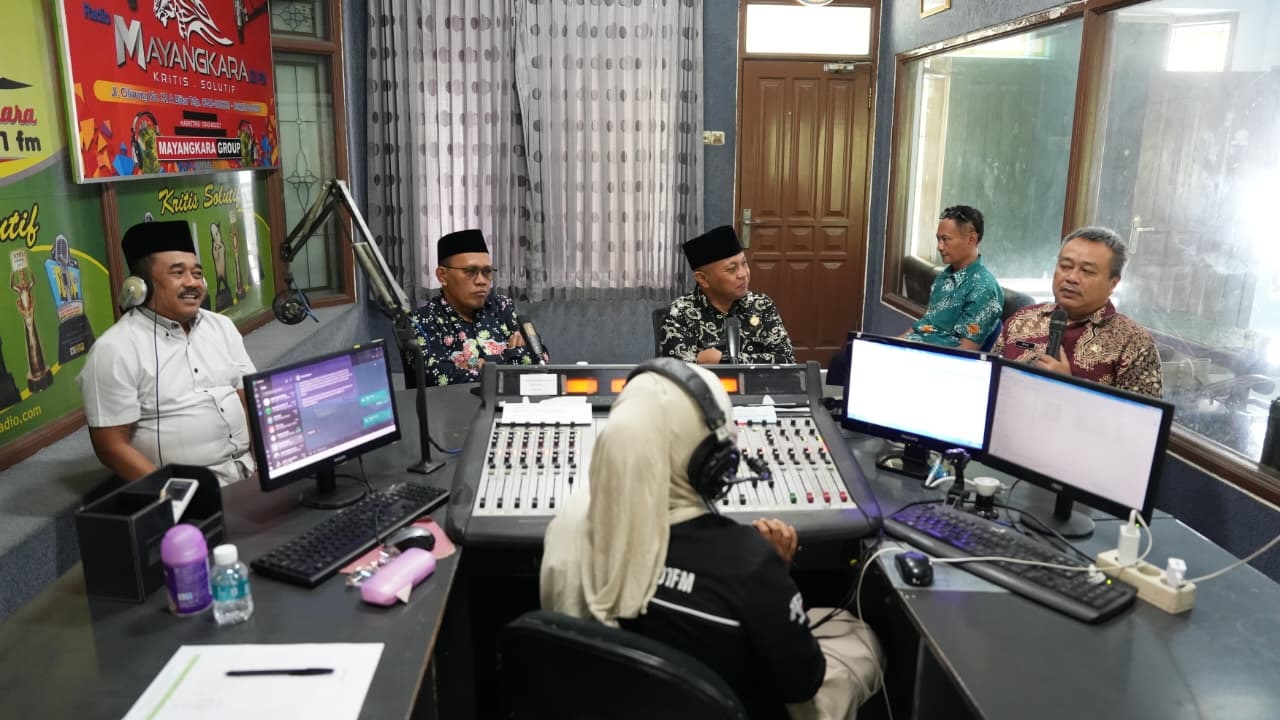 BERI PANDANGAN: Wakil Ketua DPRD M Rifai (paling kiri) hadir dalam talkshow tentang ponpes.