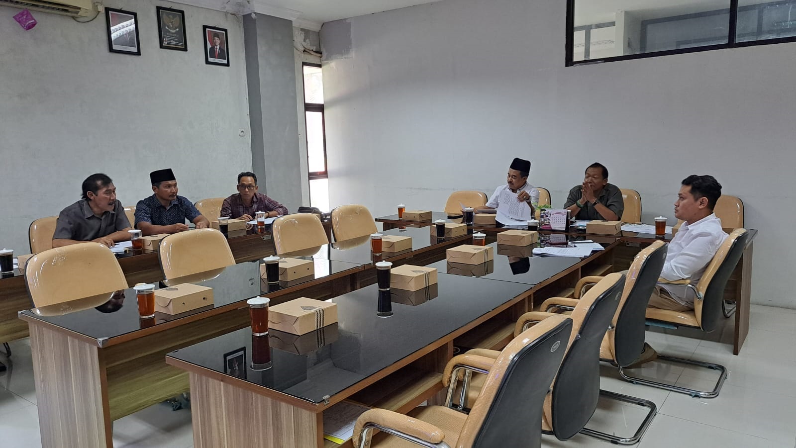 TERIMA ASPIRASI: Ketua dan Wakil Ketua DPRD Kabupaten Blitar saat agenda hearing dengan elemen masyarakat.