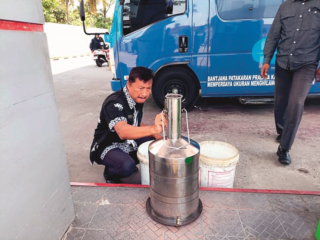 DIPERIKSA: Petugas Disperindag Kabupaten Blitar melakukan uji tera.