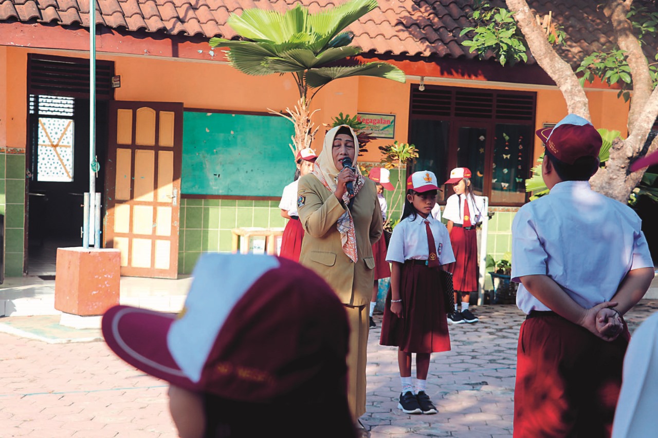 Demi Pendidikan: SDN Wonorejo 01 Kecamatan Talun melakukan upacara rutin setiap Senin.