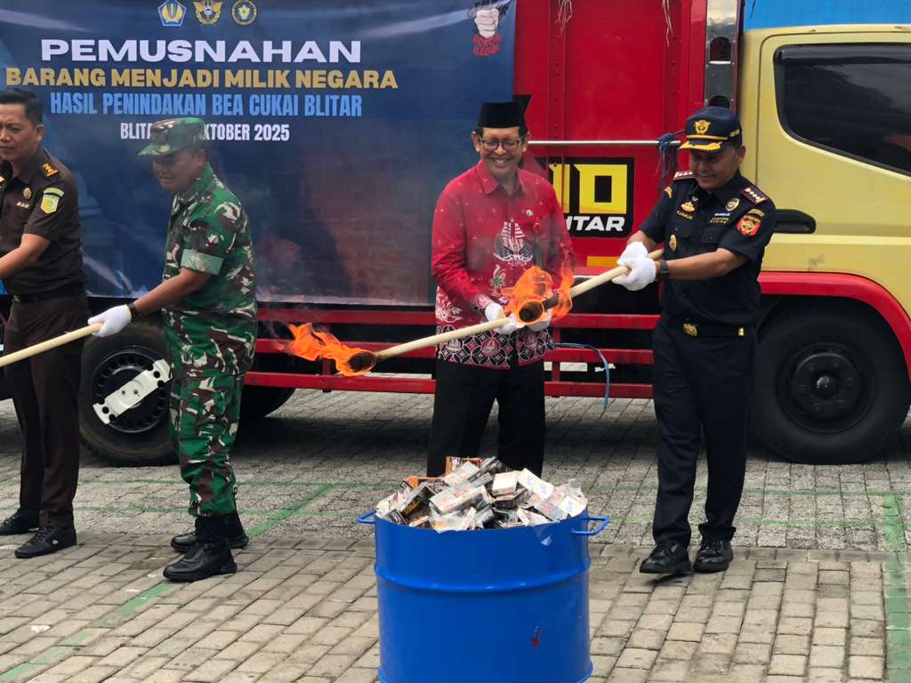 Bea dan Cukai Blitar memusnahkan jutaan batang rokok ilegal, Kamis (23/10/2025).