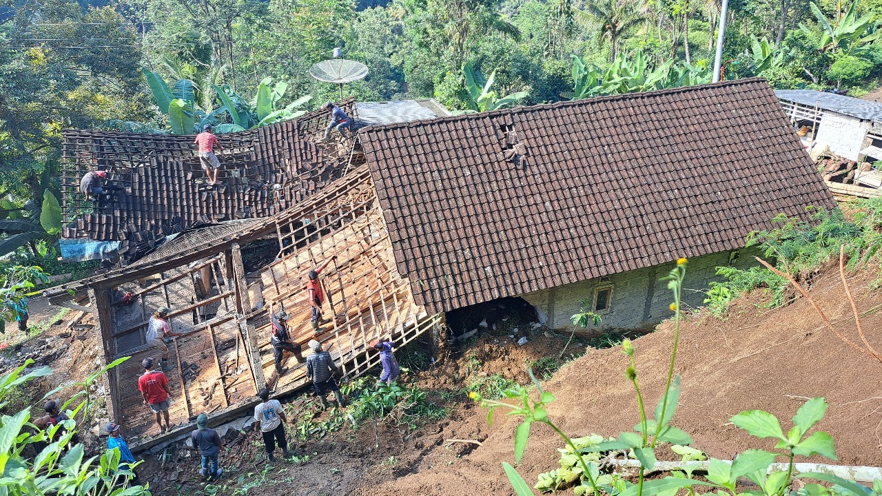 MONITORING: Kapolres Blitar AKBP Arif Fazlurrahman ikut meninjau rumah terdampak longsor di Desa Tulungrejo, Kecamatan Gandusari, Rabu (22/10) malam.