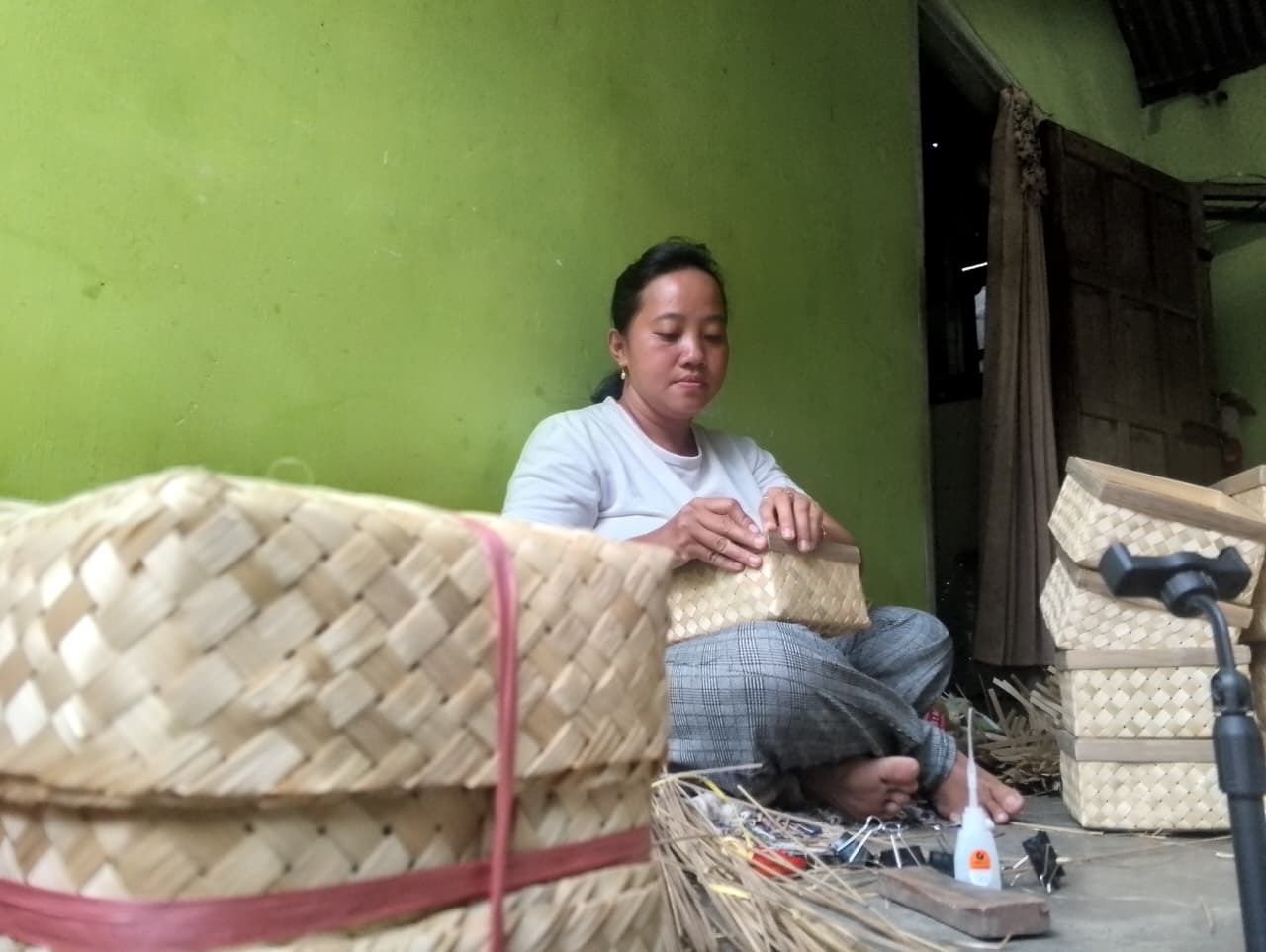 TEKUN: Perajin anyaman bambu di Desa Purwokerto, Kecamatan Srengat, sangat teliti dalam mengerjakan produk kerajinannya.