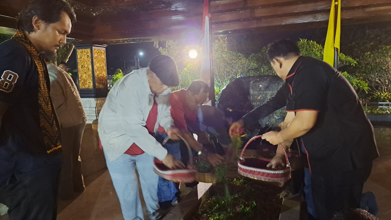 Bangga : Dewan Kehormatan Persatuan Alumni GMNI, Siswono Yudo Husodo menabur bungan pada pusara Bung Karno, Jumat malam (24/10).