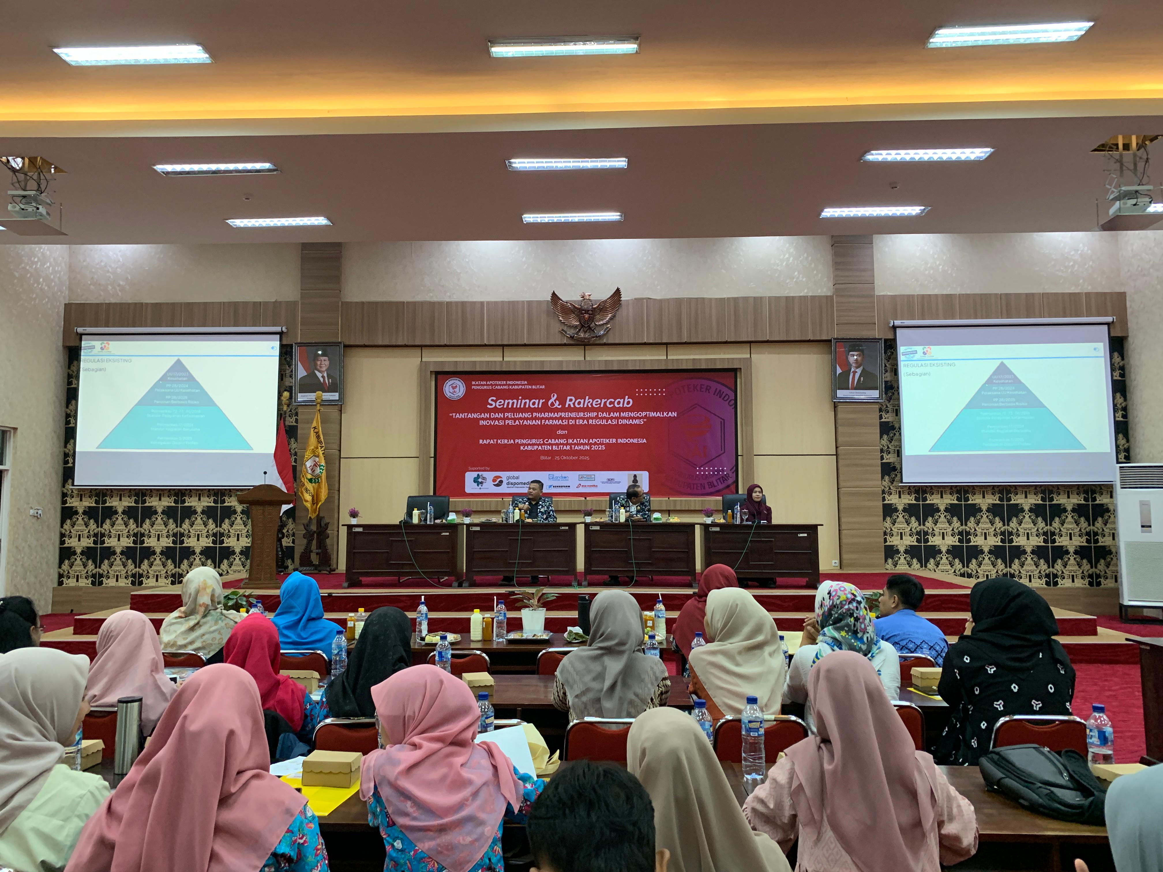 KHIDMAT:Peserta seminar dan rakercab menyimak materi yang disampaikan narasumber, Sabtu (25/10/2025).&nbsp;