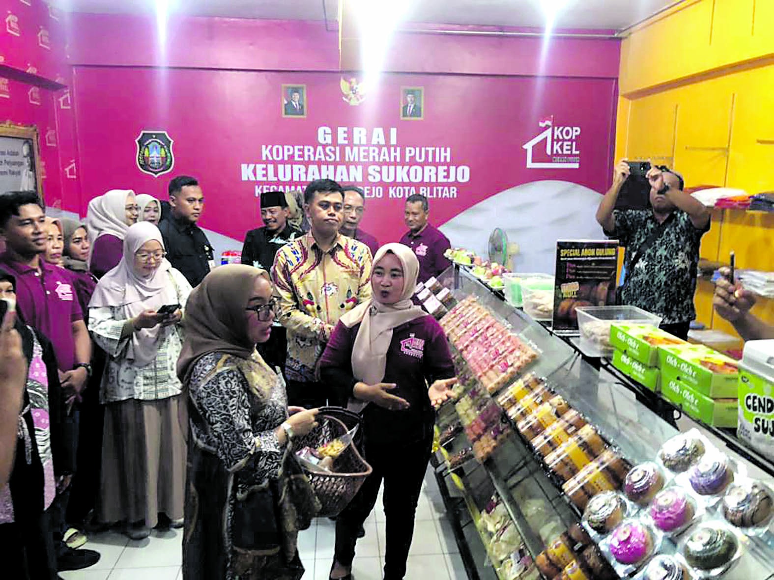 LANGSUNG BORONG: Wamenkop berkunjung ke KMP Kelurahan Sukorejo dan membeli sejumlah produk yang dijual, Sabtu (25/10/2025).