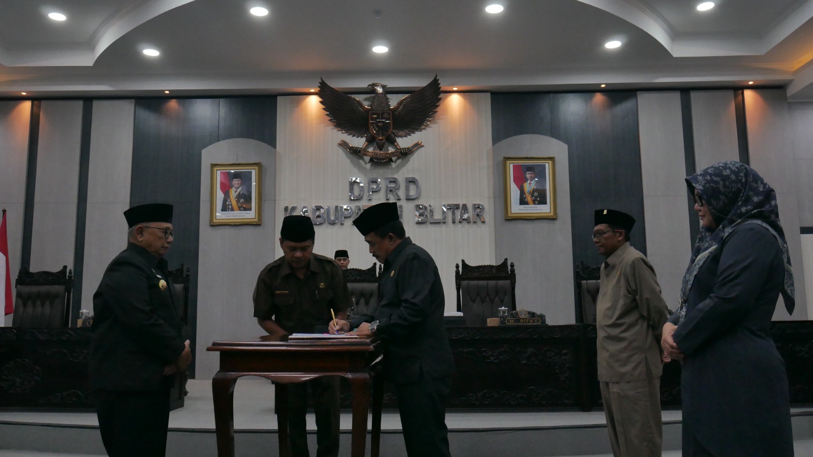Sepakat : Wakil Ketua DPRD Kabupaten Blitar Muhammad Rifai menandatangani Nota Kesepakatan  Bersama Tenta KUA-PPAS Tahun 2026, pada Jumat (24/10).
