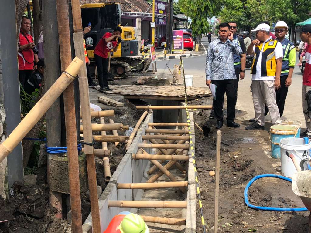 Foto: Walikota Blitar Syauqul Muhibbin saat melaksanakan pengecekan pembangunan drainase.