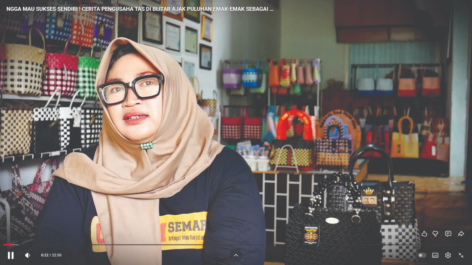 KREATIF: Alfiatum Ni&rsquo;mah perajin yang kini bisa mempekerjakan kelompok ibu-ibu lingkungannya.