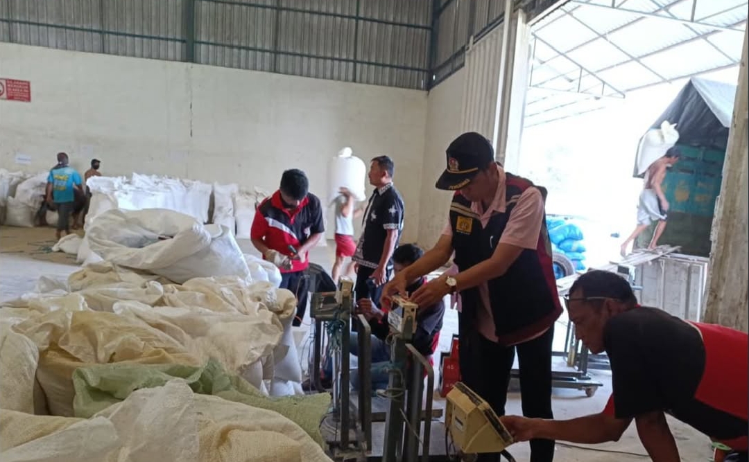 &lrm;DICEK: Tim Metrologi Disperindag Kabupaten Blitar memeriksa sejumlah timbangan.