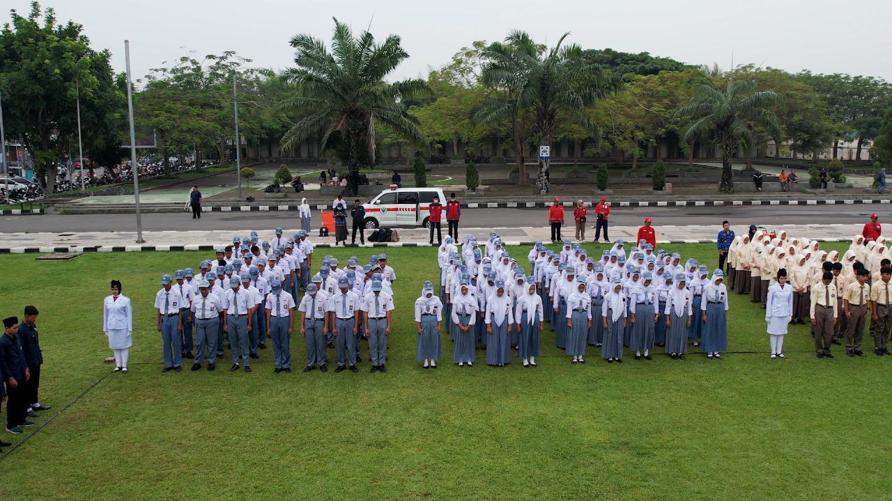 BERSIAP: Siswa SMA/SMK mengikuti upacara Hari Sumpah Pemuda di Kantor Bupati Blitar, Selasa (28/10/2025).